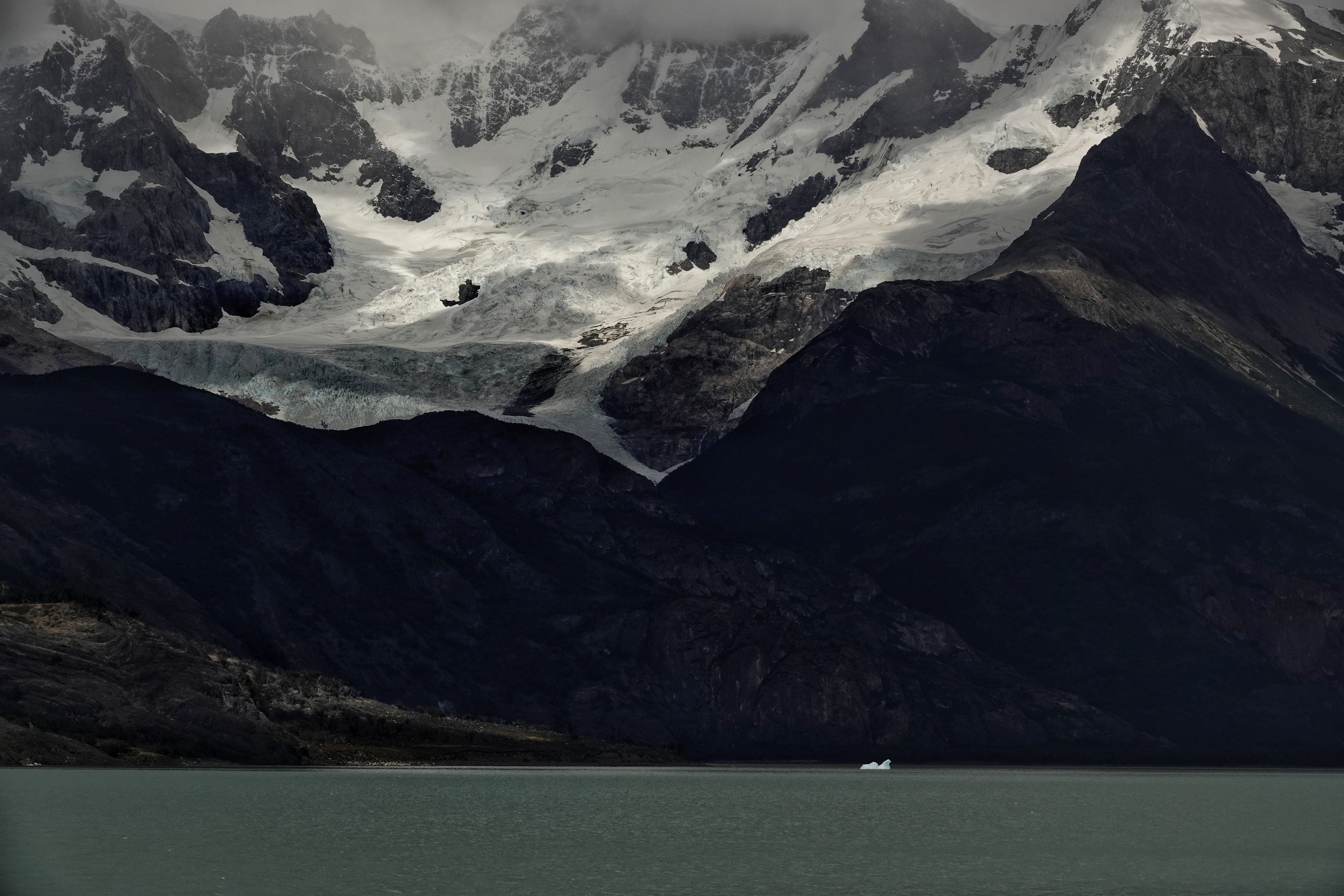Montagnes et lac glaciaire